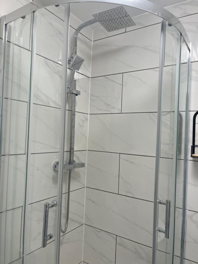 Self Contained Room, En-Suite With Separate Lockable Front Door, Located In An Exclusive Area Wednesbury Exterior photo