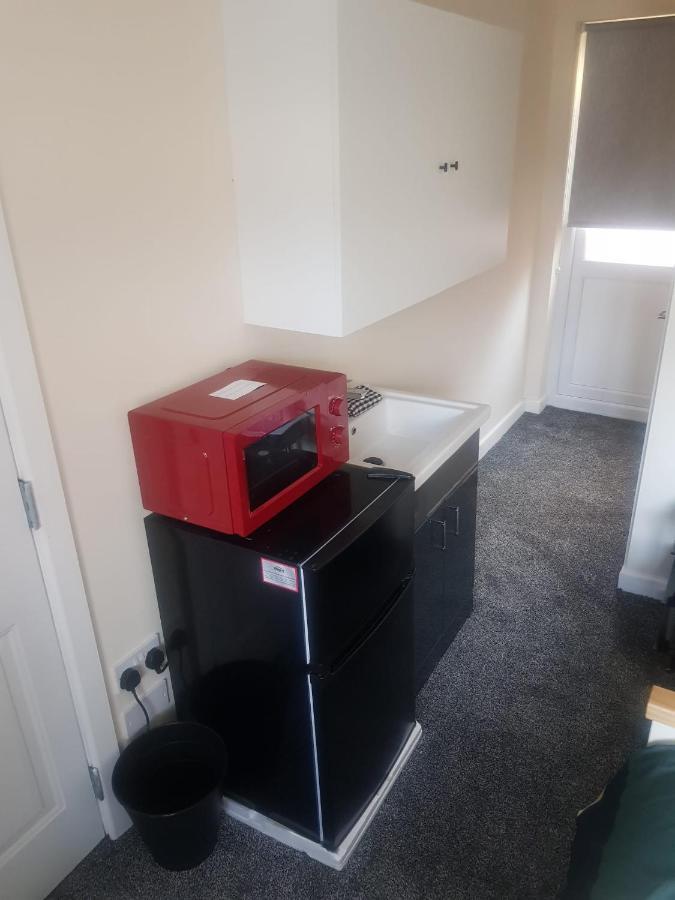 Self Contained Room, En-Suite With Separate Lockable Front Door, Located In An Exclusive Area Wednesbury Exterior photo