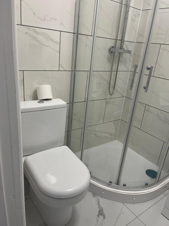 Self Contained Room, En-Suite With Separate Lockable Front Door, Located In An Exclusive Area Wednesbury Exterior photo