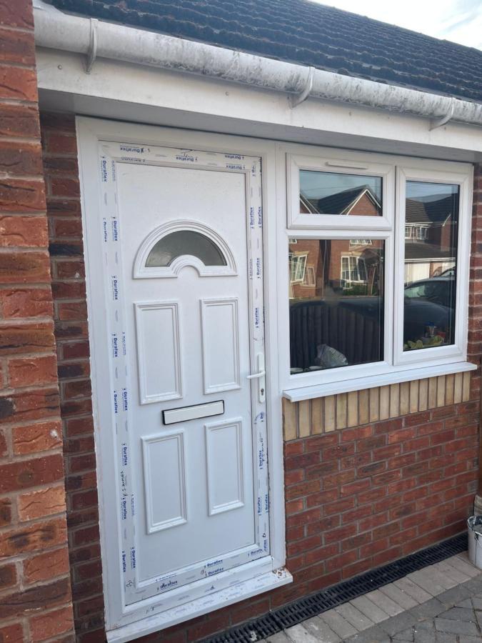 Self Contained Room, En-Suite With Separate Lockable Front Door, Located In An Exclusive Area Wednesbury Exterior photo