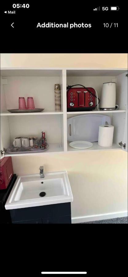 Self Contained Room, En-Suite With Separate Lockable Front Door, Located In An Exclusive Area Wednesbury Exterior photo