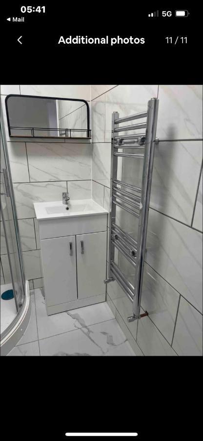 Self Contained Room, En-Suite With Separate Lockable Front Door, Located In An Exclusive Area Wednesbury Exterior photo
